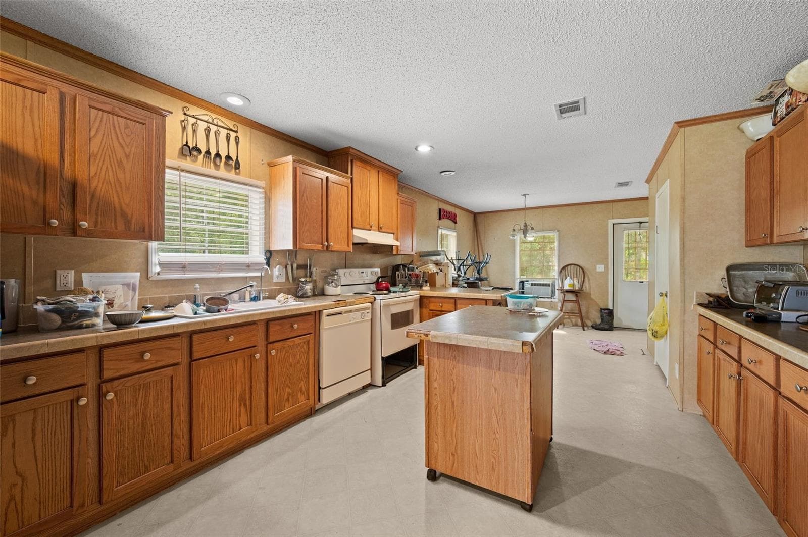 Manufactured Home at 9798 STATE ROAD 100 W, STARKE, photo 12 of 46