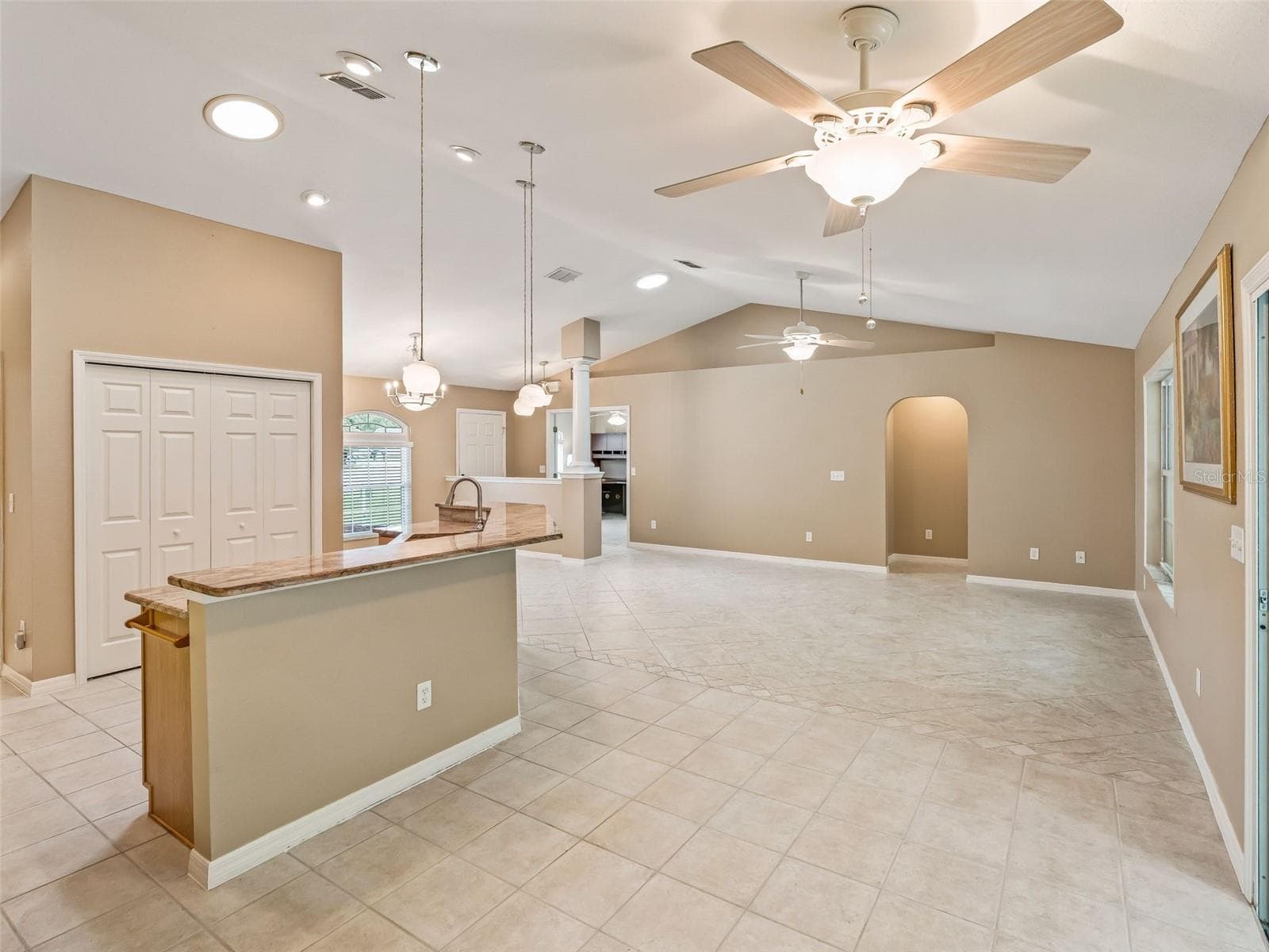 Breakfast bar - 17879 SE 125TH CIR, SUMMERFIELD