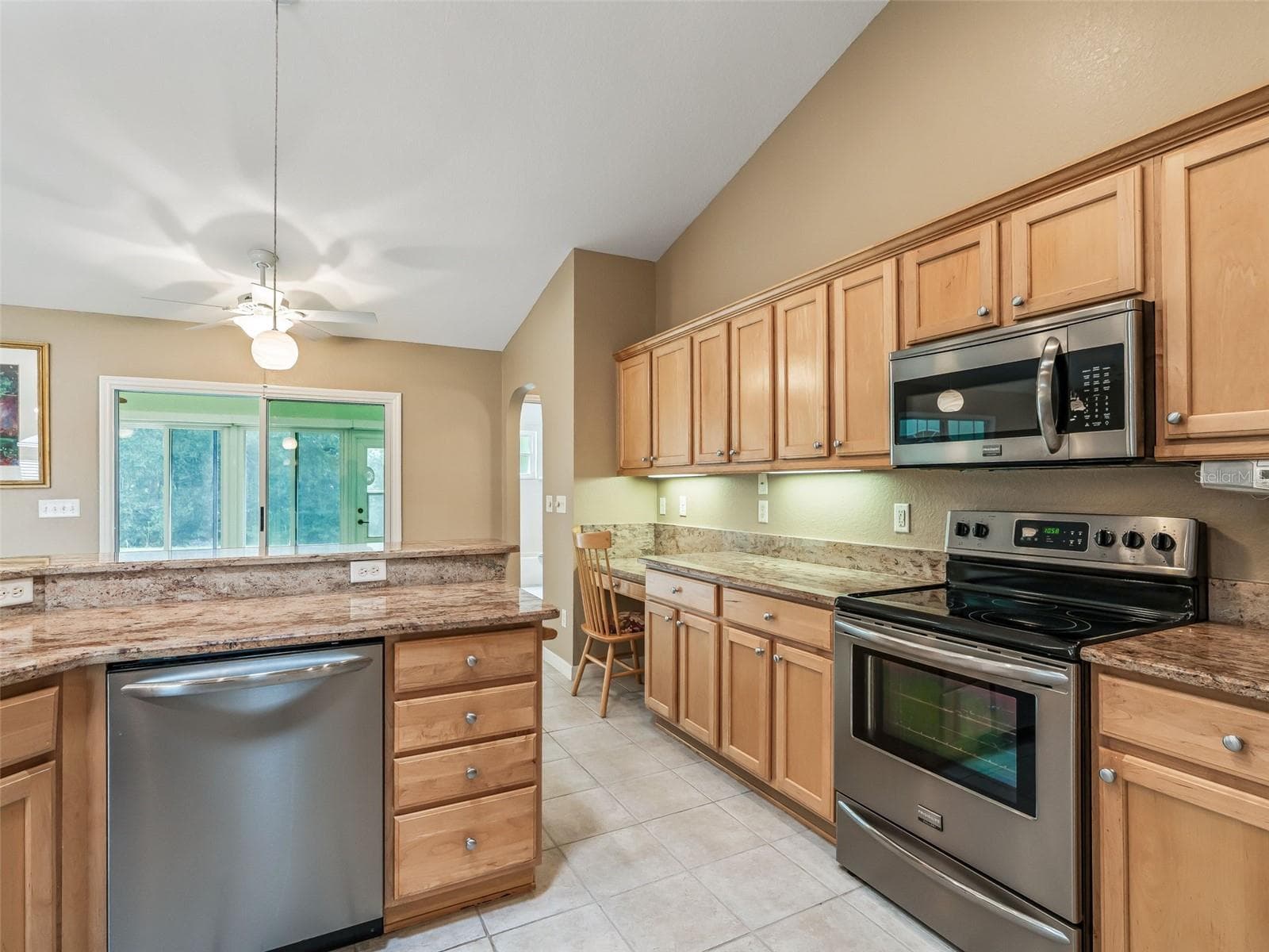 Pull out shelving on lower level cabinets - 17879 SE 125TH CIR, SUMMERFIELD