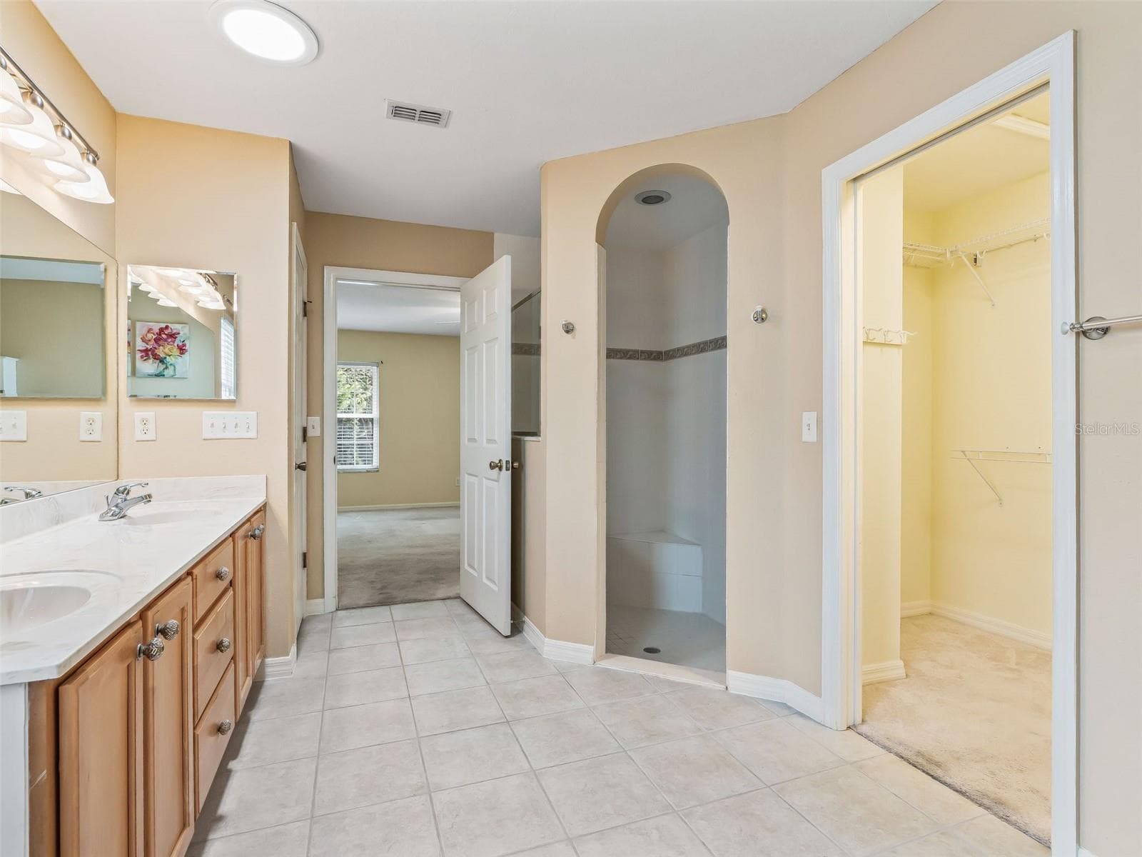 Primary bath with tub and walk in shower - 17879 SE 125TH CIR, SUMMERFIELD