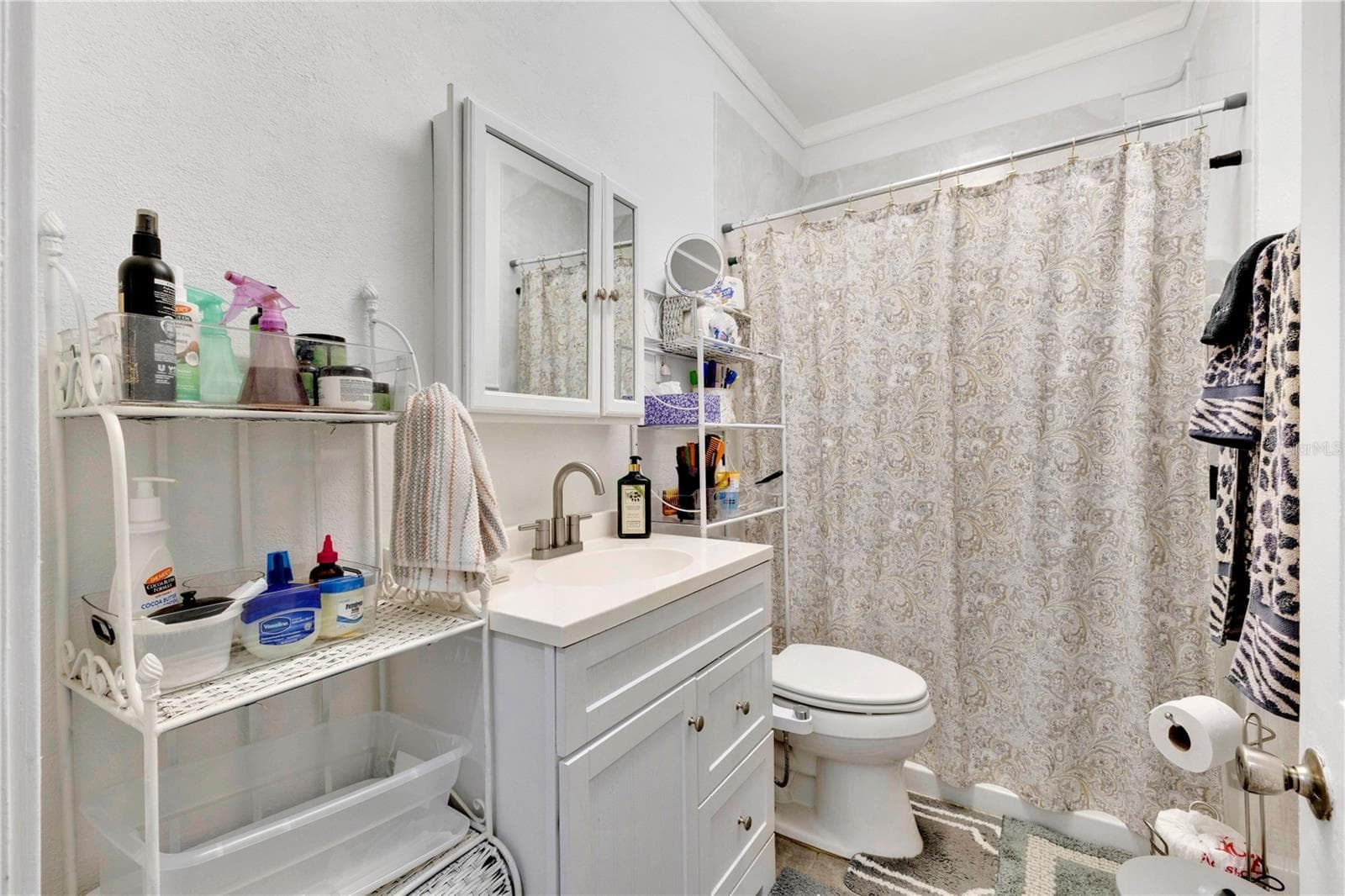 Well-appointed full guest bathroom conveniently located between the secondary bedrooms. - 205 TENNESSEE ST, HAINES CITY