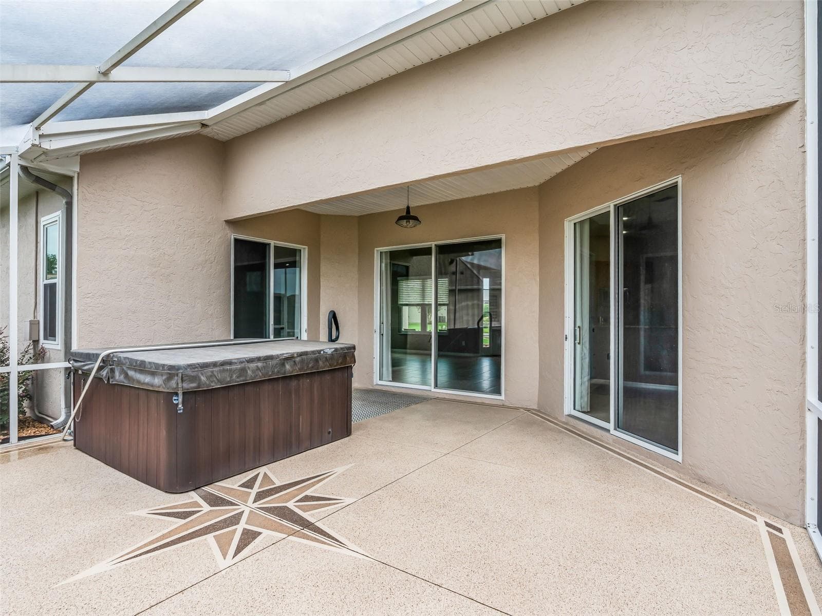 Screened in lanai with Spa - 11972 SE 176TH PLACE RD, SUMMERFIELD