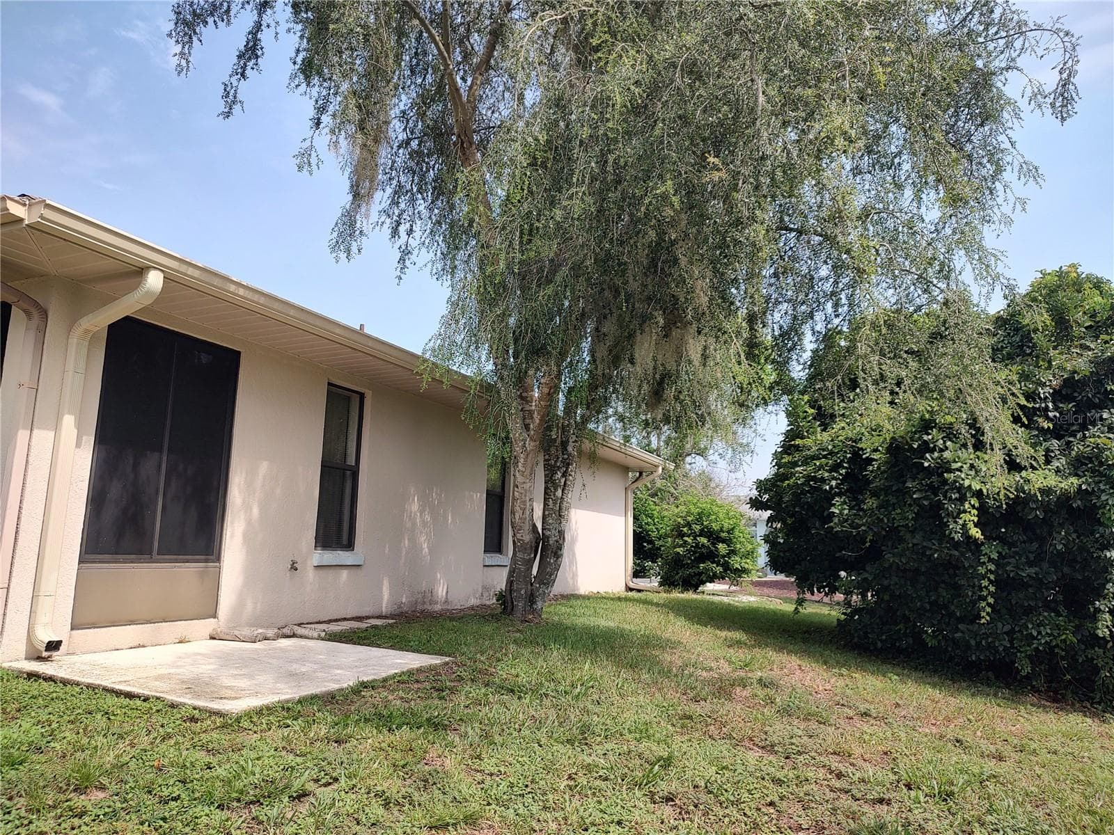 Side yard with pad for potted plants, BBQ? - 3716 E COVE PARK TRL, HERNANDO