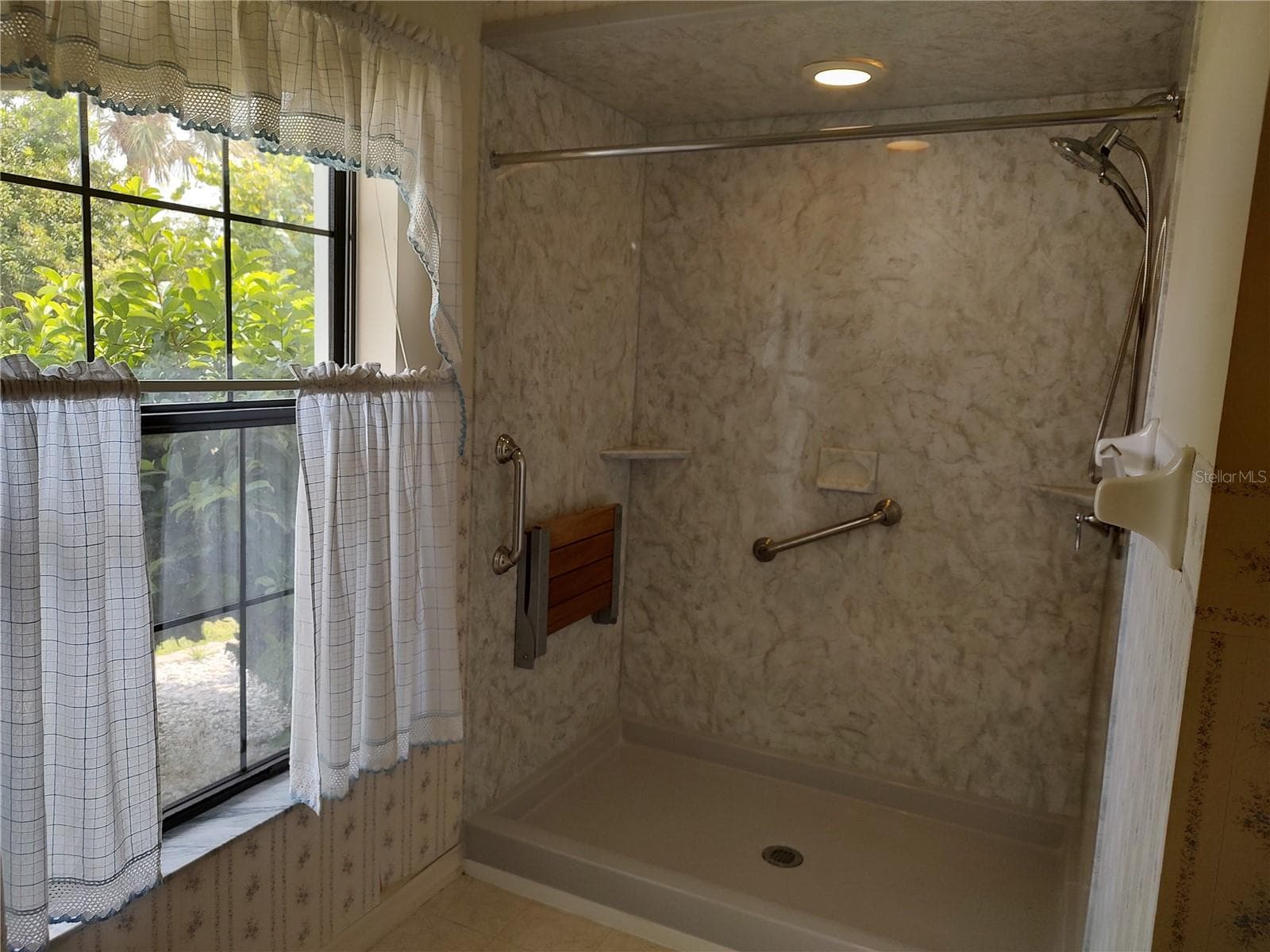 Primary Br. shower w/seat & grab bar - 3716 E COVE PARK TRL, HERNANDO