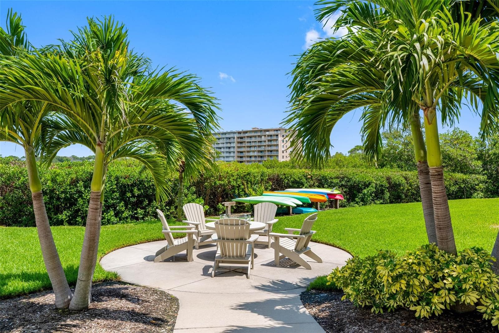 ... WELL KEPT GROUNDS - PLENTY OF AREA'S TO RELAX , GO ACROSS THE STREET TO THE BEACH , TAKE A SWIM , TAKE A KAYAK OUT FOR AWHILE... QUALITY PROBLEMS ALL. - 19519 GULF BLVD #202, INDIAN SHORES