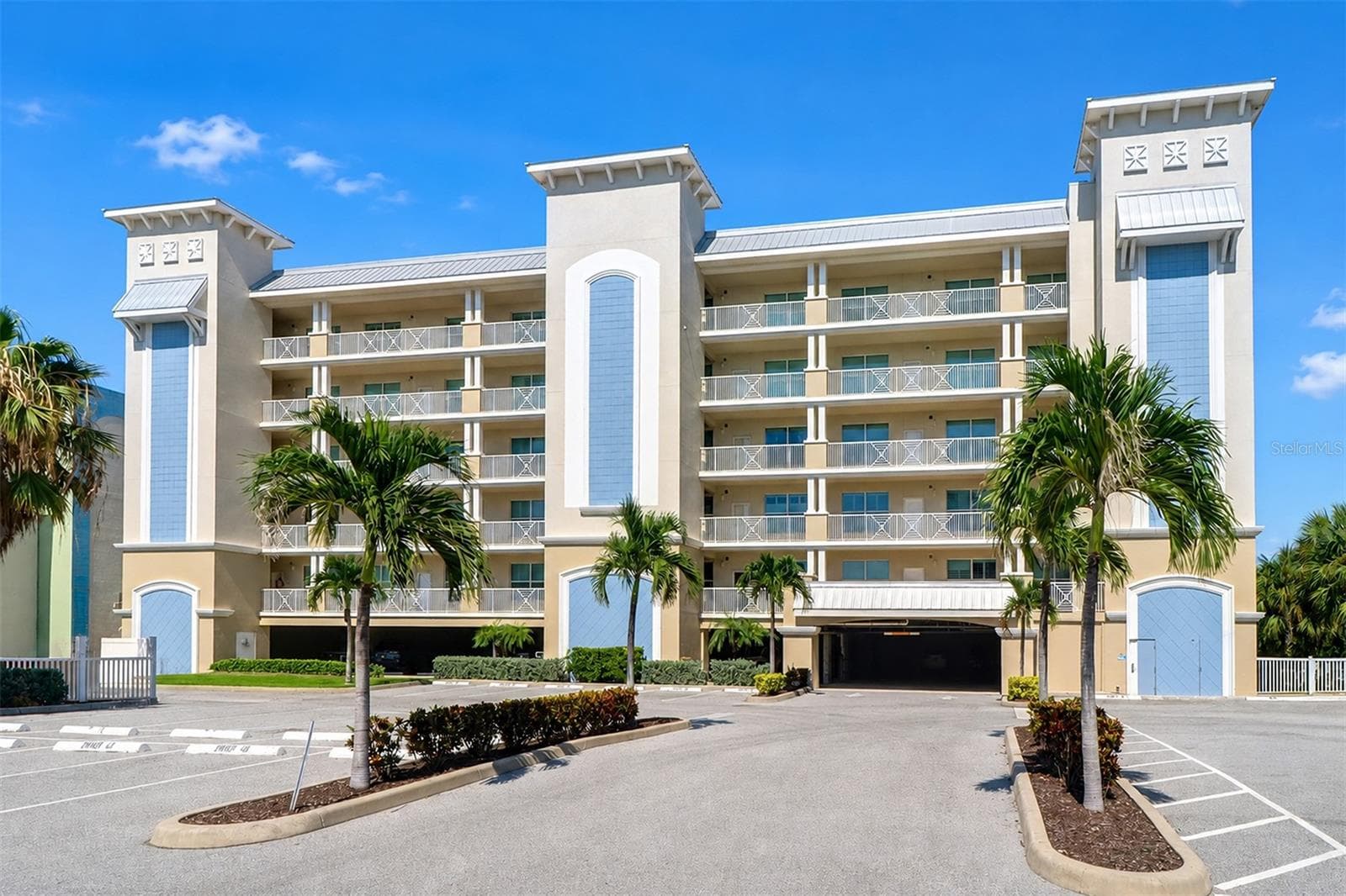 ... Welcome to Florida..30 Day Minimum Rental.. Immediate Showings Available.. NOTE: Private Gated Dog Walk on Right Side of Complex.. Breakfast, lunch and Waterfront Dining close by... - 19519 GULF BLVD #202, INDIAN SHORES