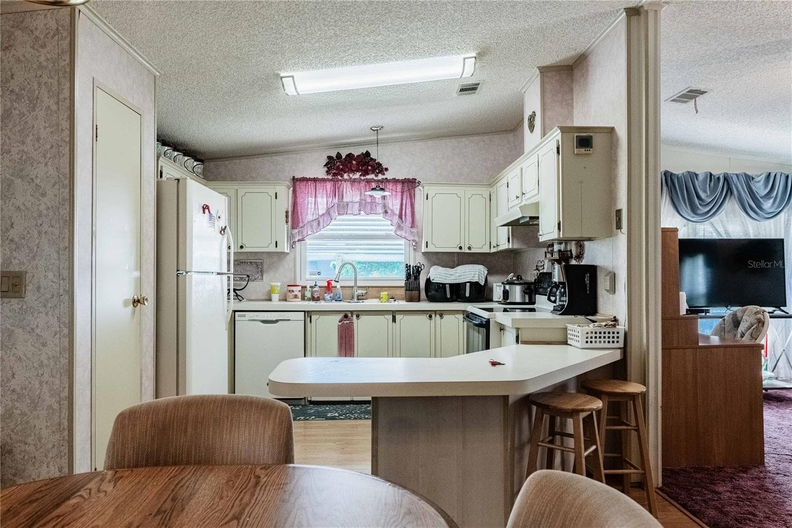 Manufactured Home at 489 VILLAGE CIR SW, WINTER HAVEN, photo 10 of 31
