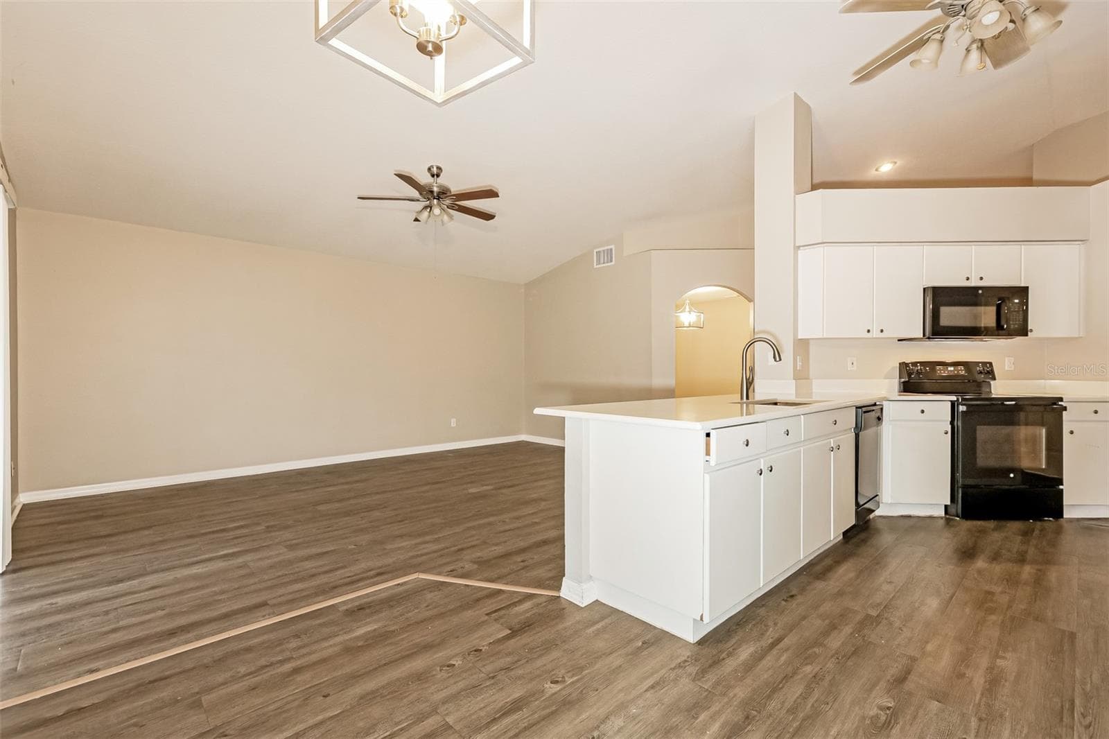 Single Family Residence at 823 ROCKY MOUNTAIN CT, VALRICO, photo 8 of 21