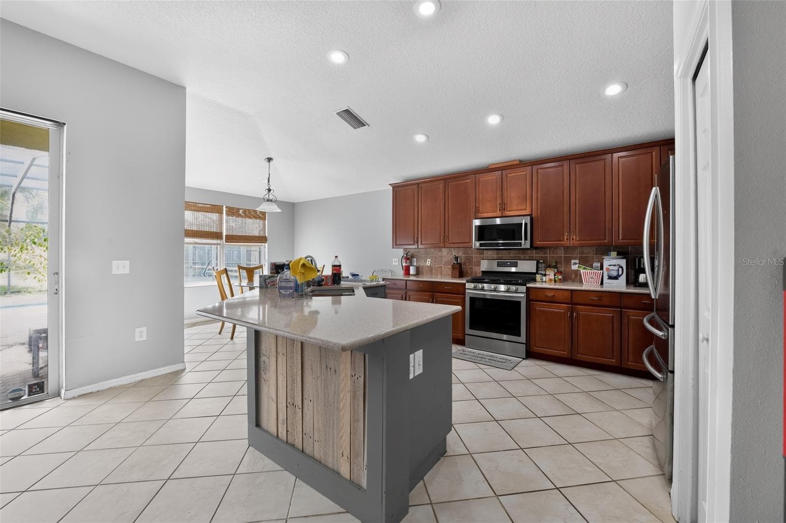 Single Family Residence at 6717 GUILFORD CREST DR, APOLLO BEACH, photo 6 of 32
