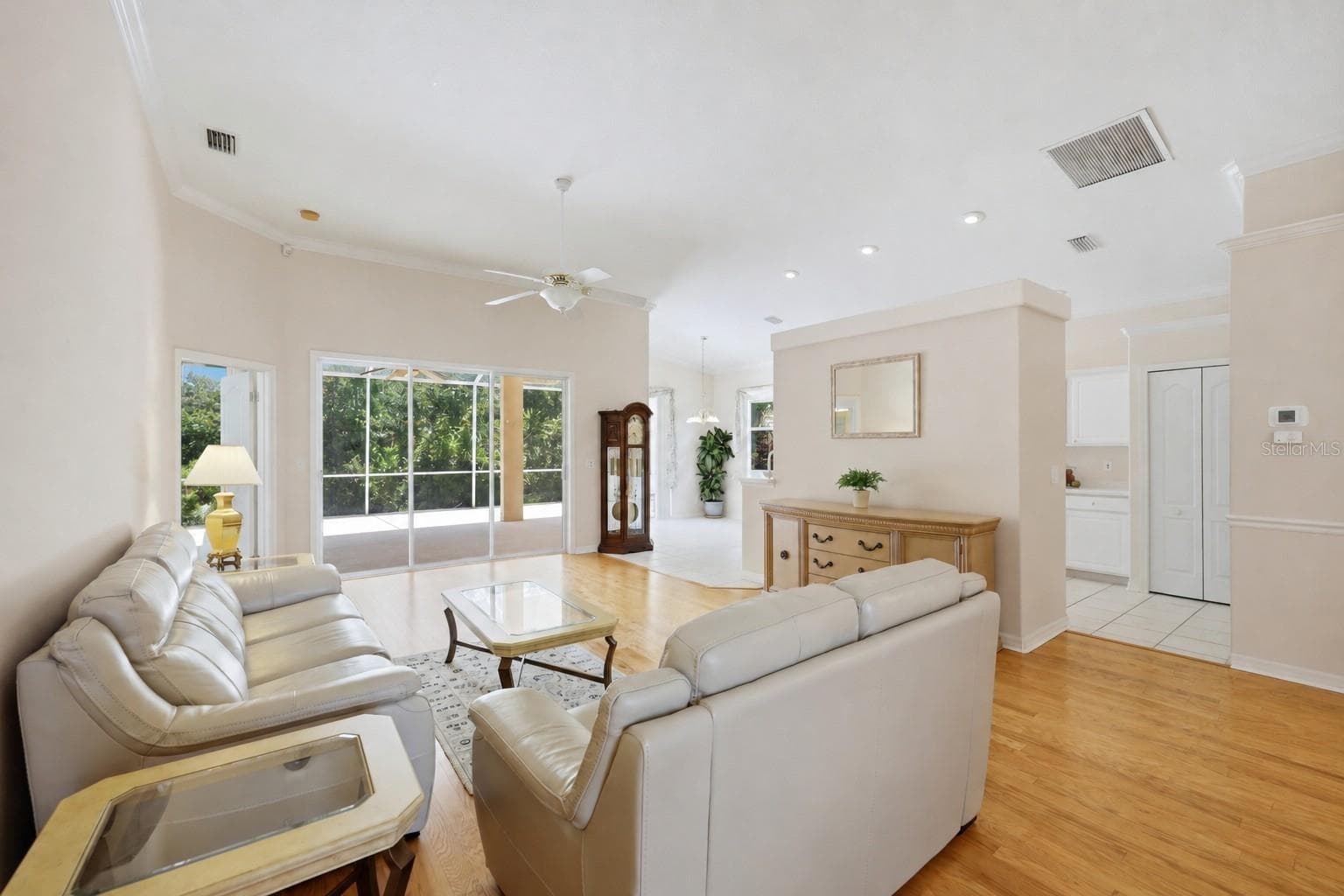 Open-concept living room with hardwood floors, large windows and abundant natural light - 8492 IDLEWOOD CT, LAKEWOOD RANCH