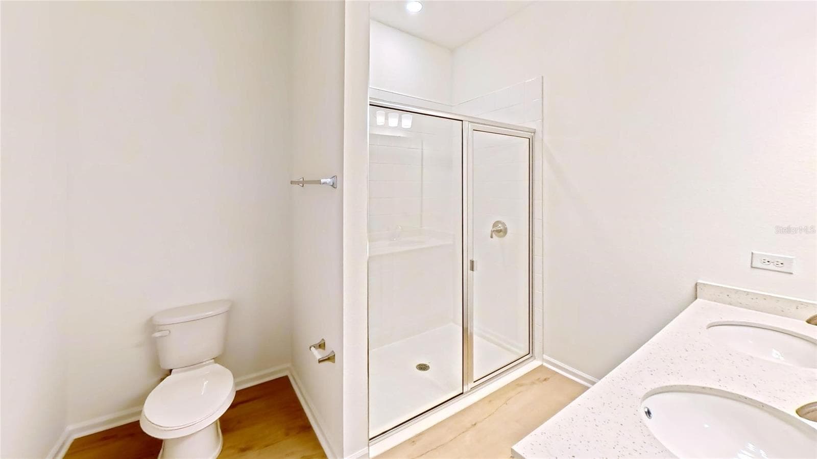 Dual sinks - 6205 SANDERS GROVE CIR, OKAHUMPKA