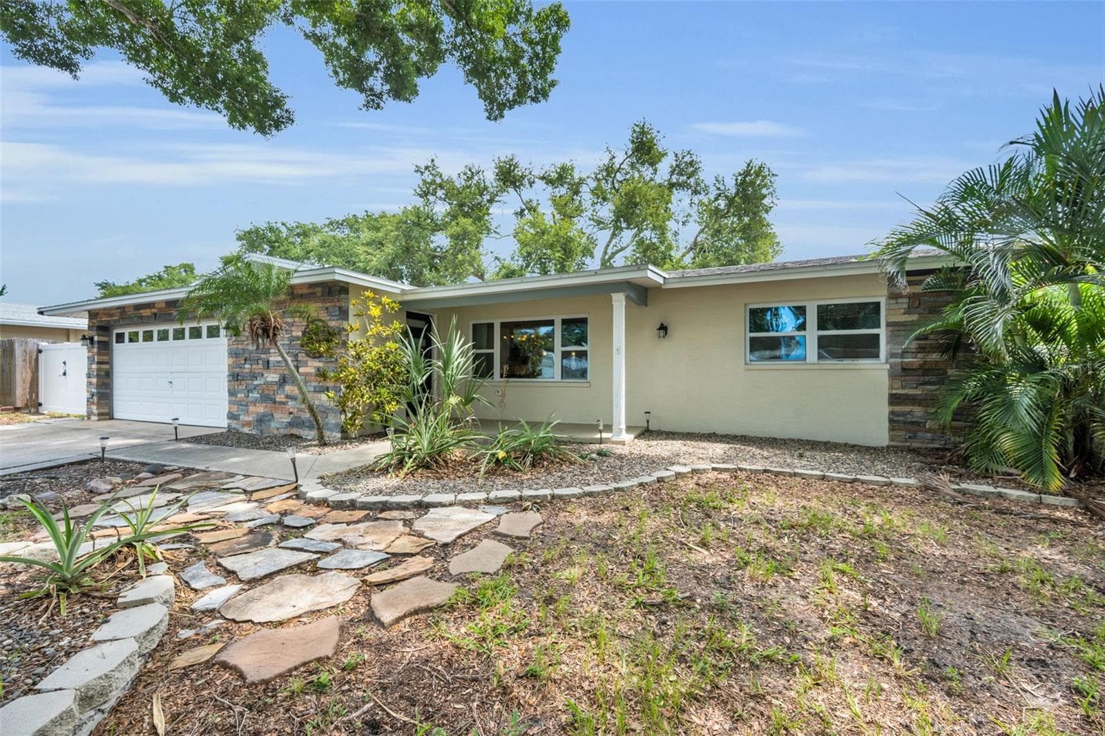 Located in the Heart of Seminole just a short distance to the Beach! - 13760 87TH PL, SEMINOLE