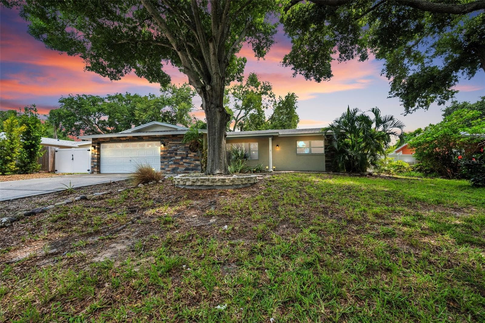Twilight on a quiet Cul-de-Sac in Seminole! - 13760 87TH PL, SEMINOLE