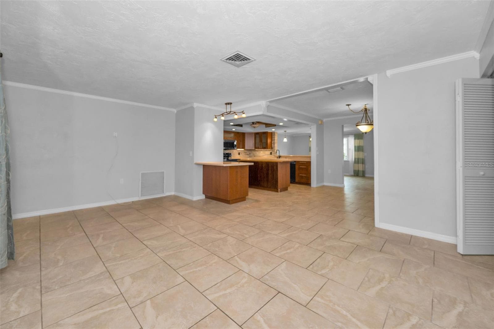 Living Room looking into the Kitchen - 13760 87TH PL, SEMINOLE
