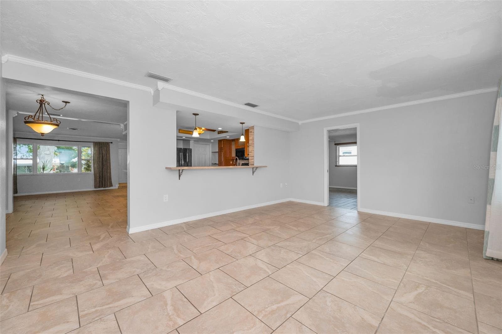 Family Room looking into the Kitchen - 13760 87TH PL, SEMINOLE