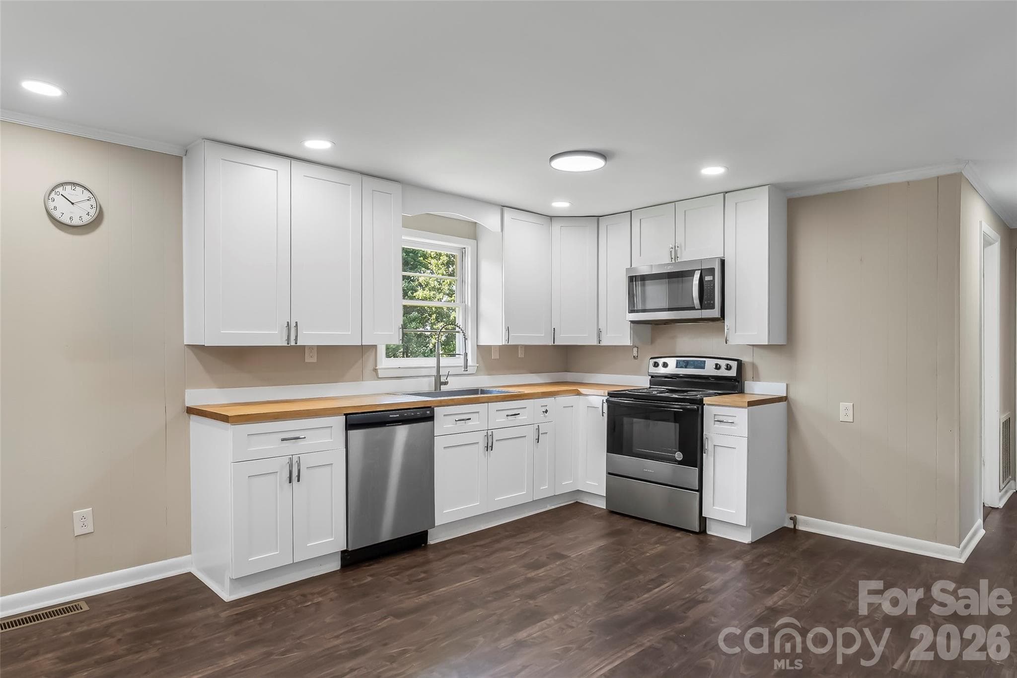 Single Family Residence at 4405 Landing Court, Hickory, photo 10 of 30
