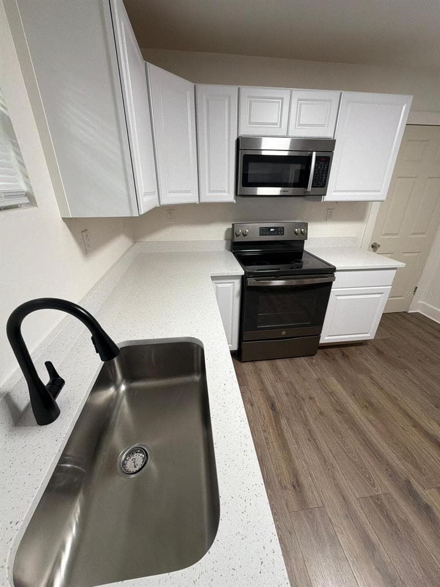 Kitchen - 233 S RHODES ST, MOUNT DORA
