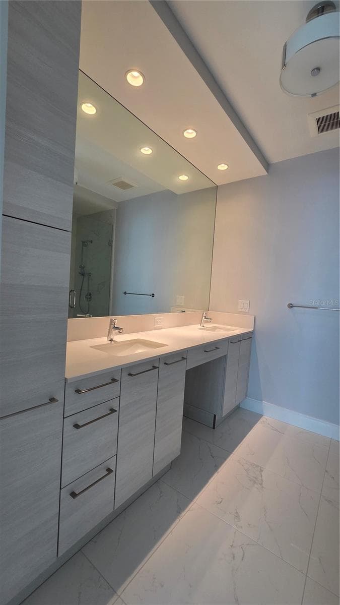 master bath vanity - 100 1ST AVE N #2406, ST PETERSBURG