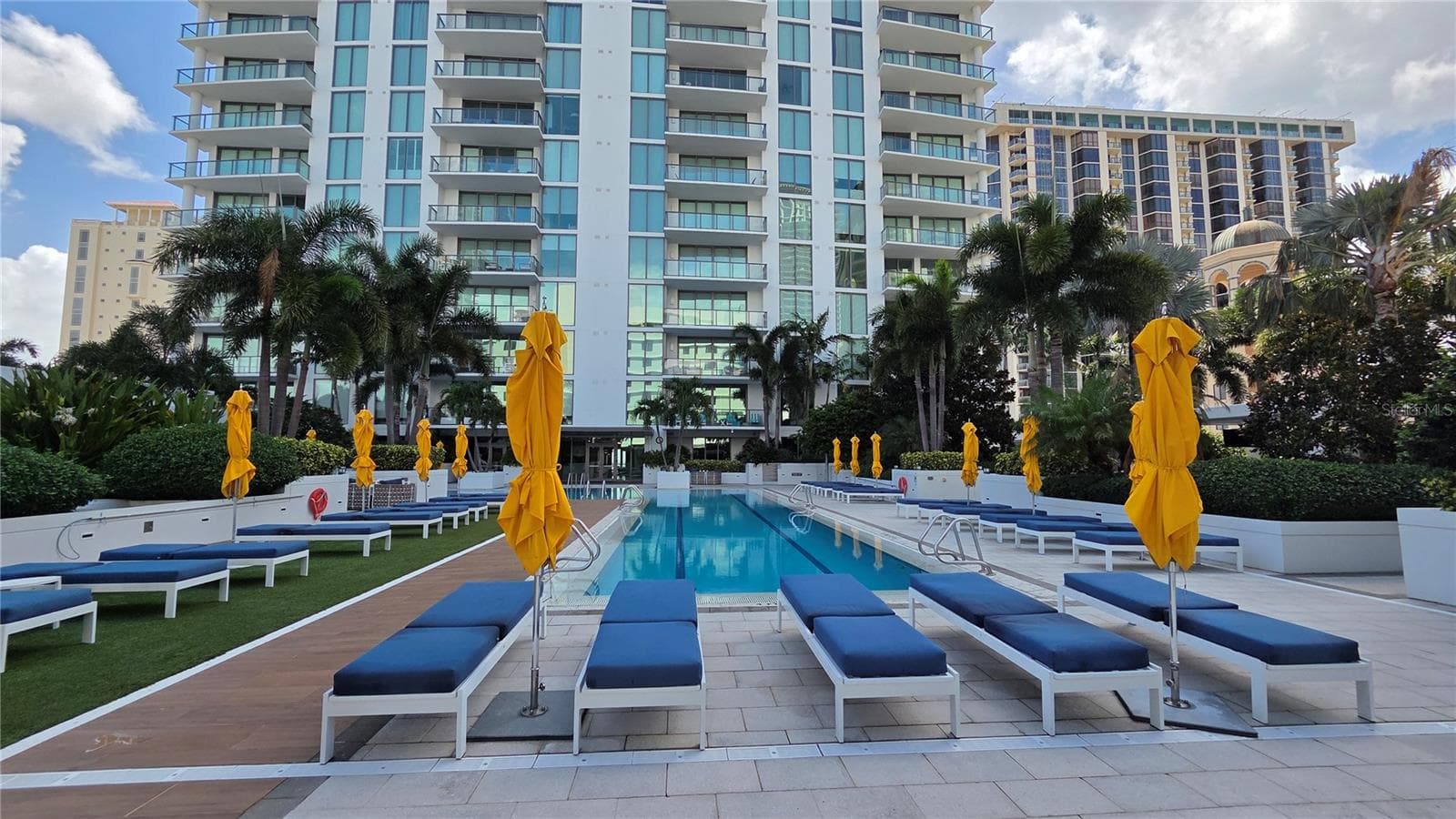 Pool and sunbathing area - 100 1ST AVE N #2406, ST PETERSBURG