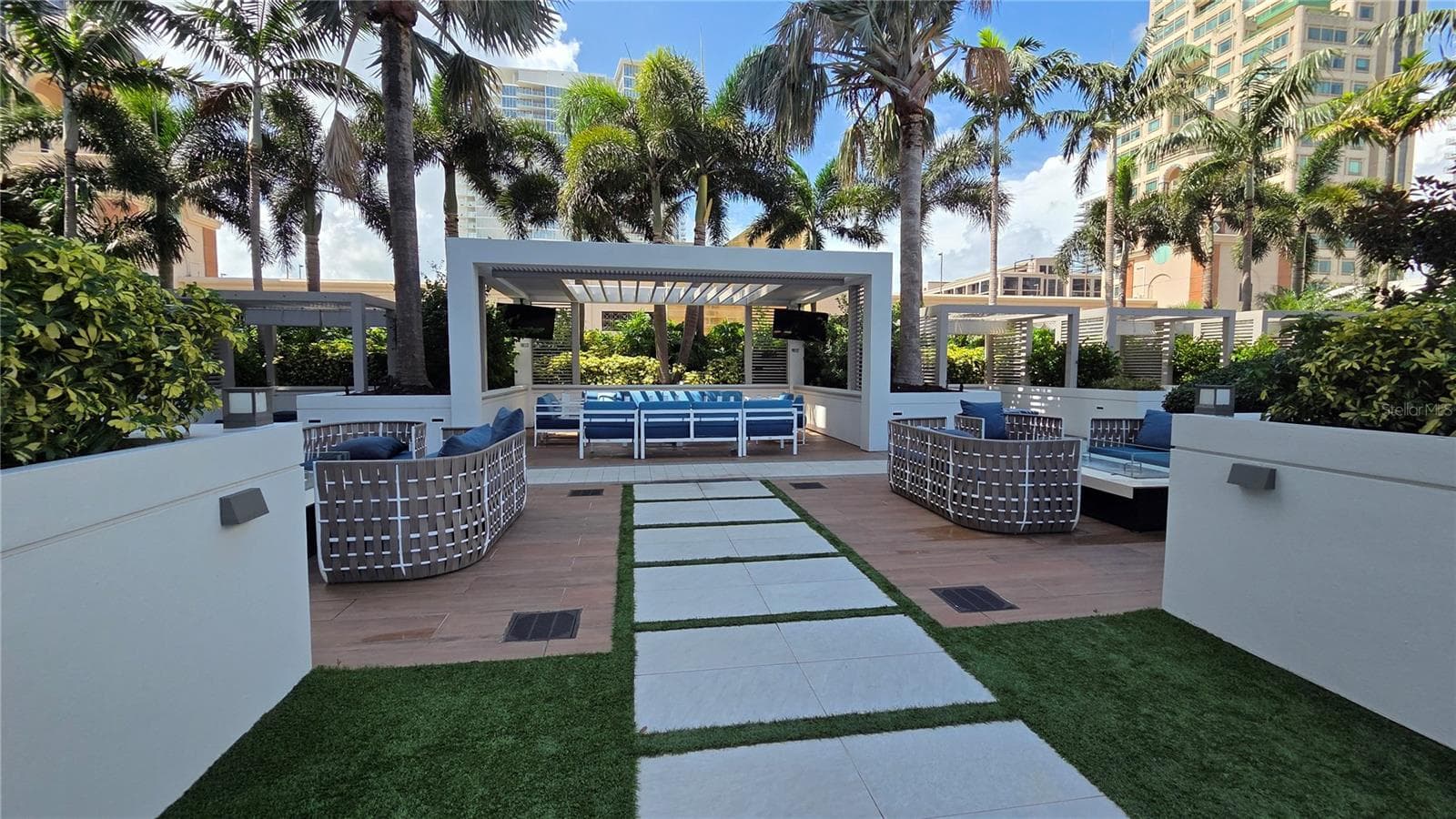 cabana and pool lounge area - 100 1ST AVE N #2406, ST PETERSBURG