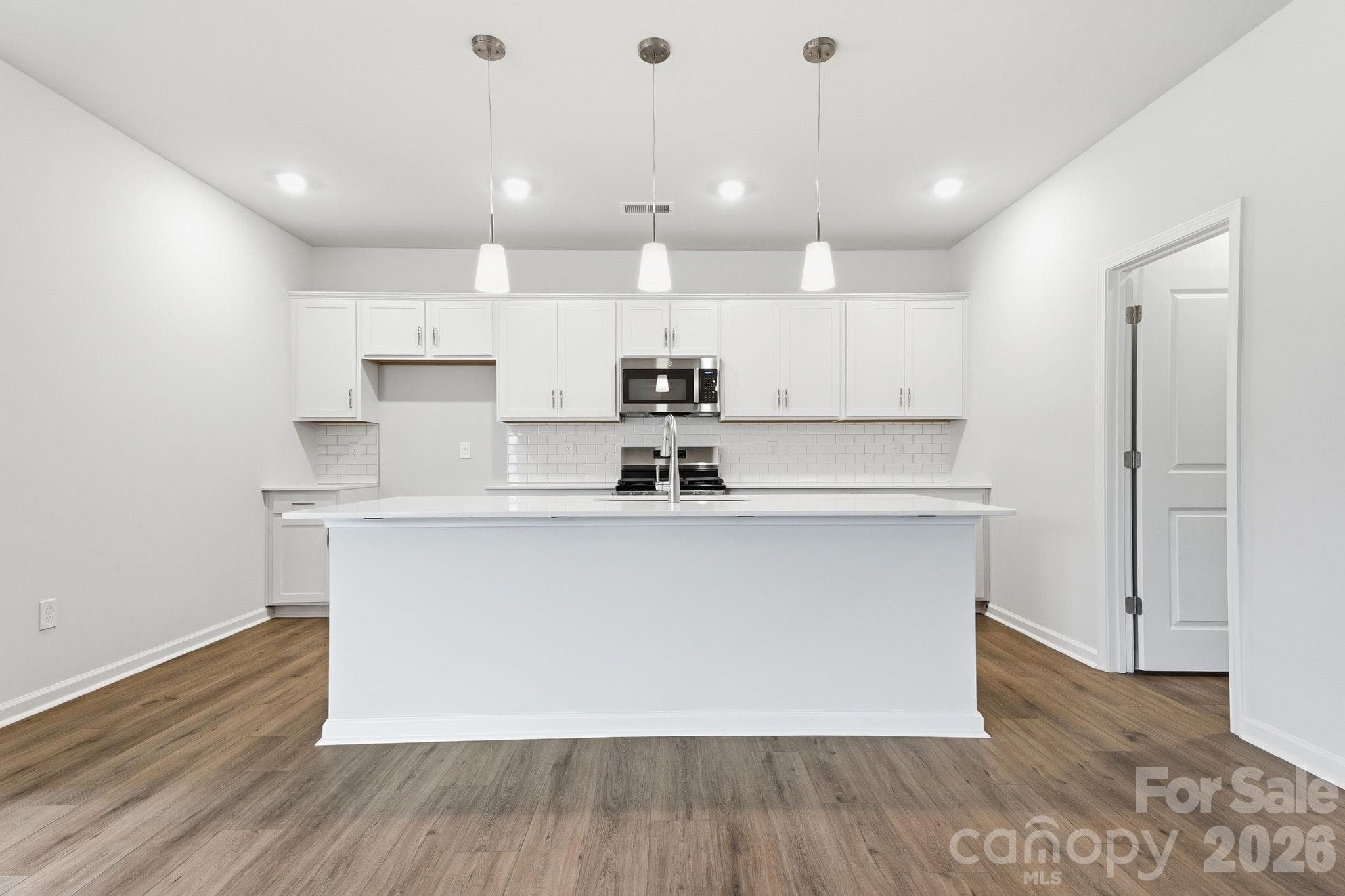 Kitchen with large island - Shelby