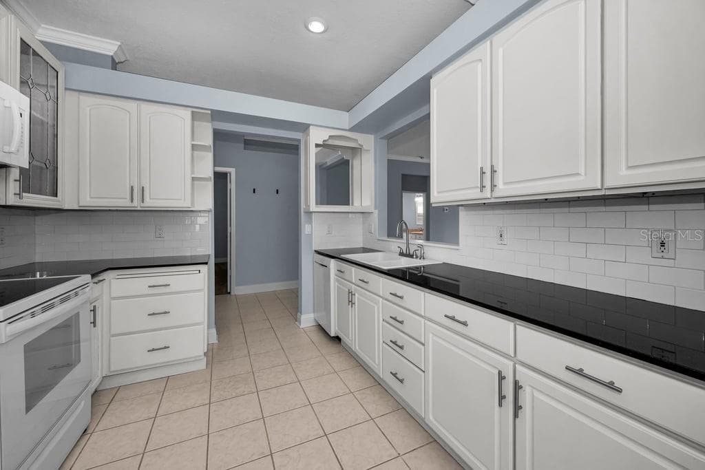 Single Family Residence at 18104 HAMDEN PARK WAY, TAMPA, photo 10 of 29