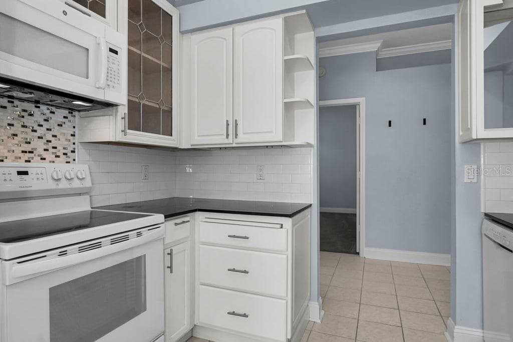 Single Family Residence at 18104 HAMDEN PARK WAY, TAMPA, photo 11 of 29