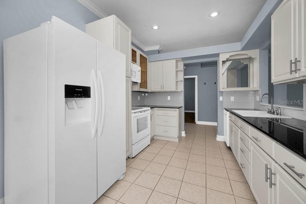 Single Family Residence at 18104 HAMDEN PARK WAY, TAMPA, photo 12 of 29
