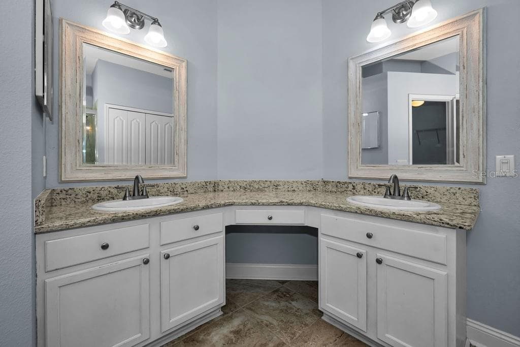Single Family Residence at 18104 HAMDEN PARK WAY, TAMPA, photo 19 of 29