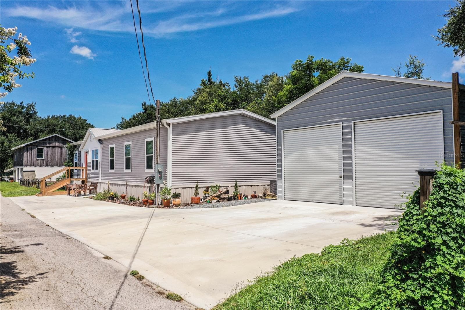 Paved parking, 2 bay garage - 950 LAKE COVE TRL, LAKELAND
