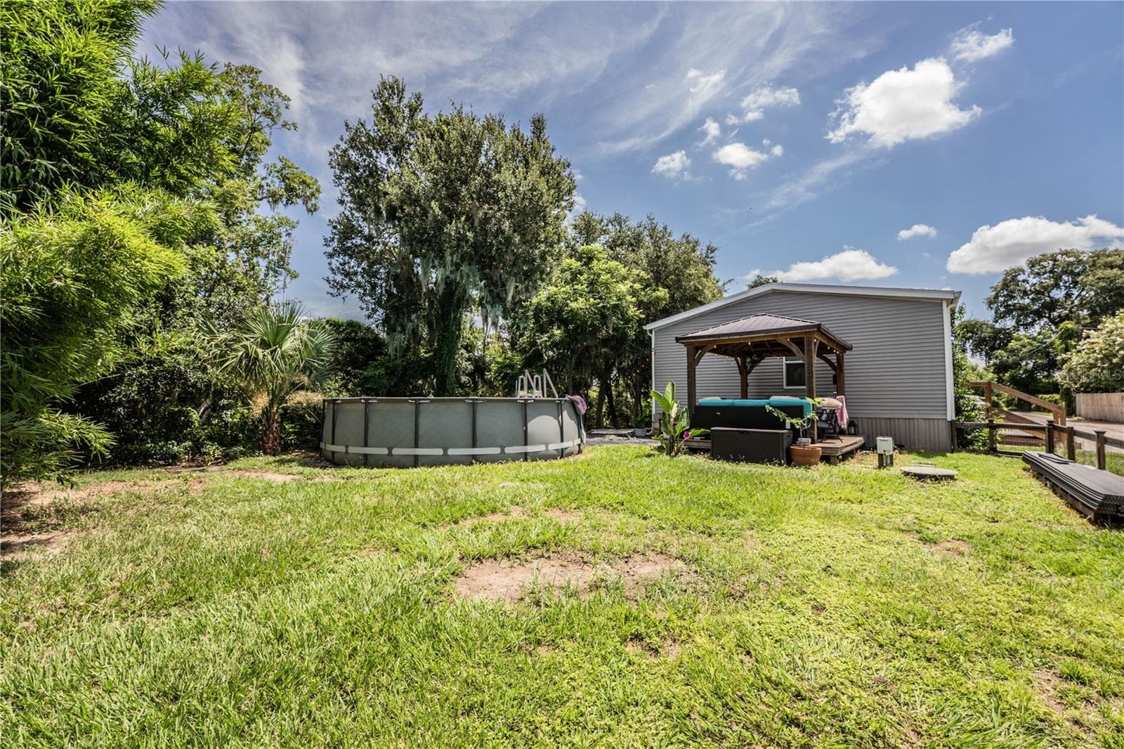 Fenced side yard - 950 LAKE COVE TRL, LAKELAND