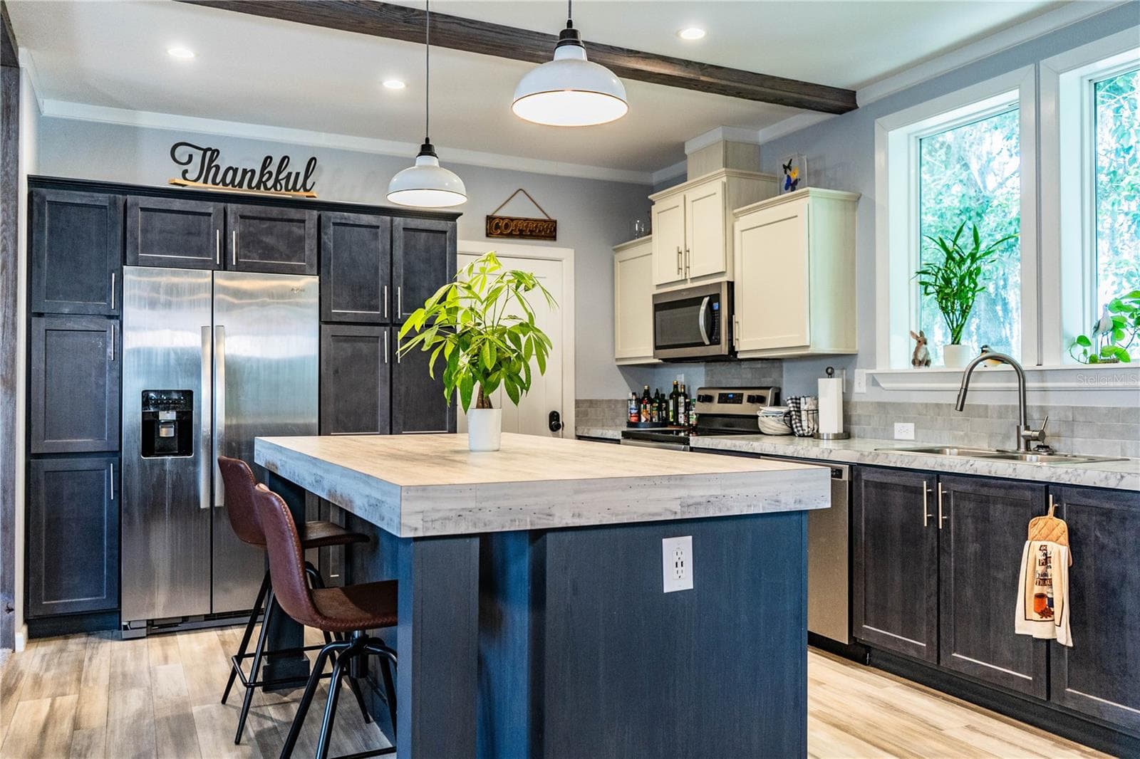 Kitchen with bar - 950 LAKE COVE TRL, LAKELAND