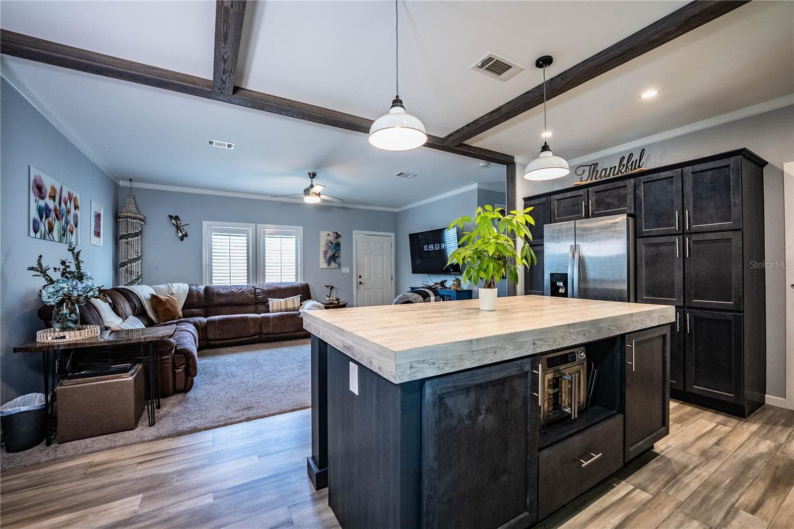 Kitchen looking into living room - 950 LAKE COVE TRL, LAKELAND