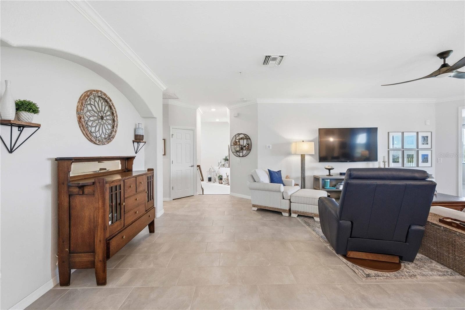 More than 2200 sq ft of fabulous living.  Complete with all appliances, and easy living overlooking a beautiful lake - this home comes with two golf memberships to the newly designed Fry Straka course . - 10821 TARFLOWER DR #202, VENICE