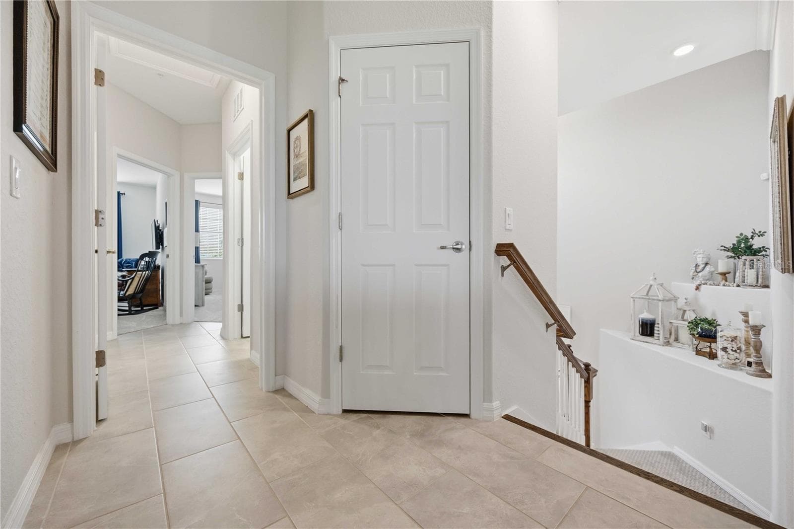 Entering the guest wing - easily give your guests the privacy they desire - the entire wing closes off - 10821 TARFLOWER DR #202, VENICE