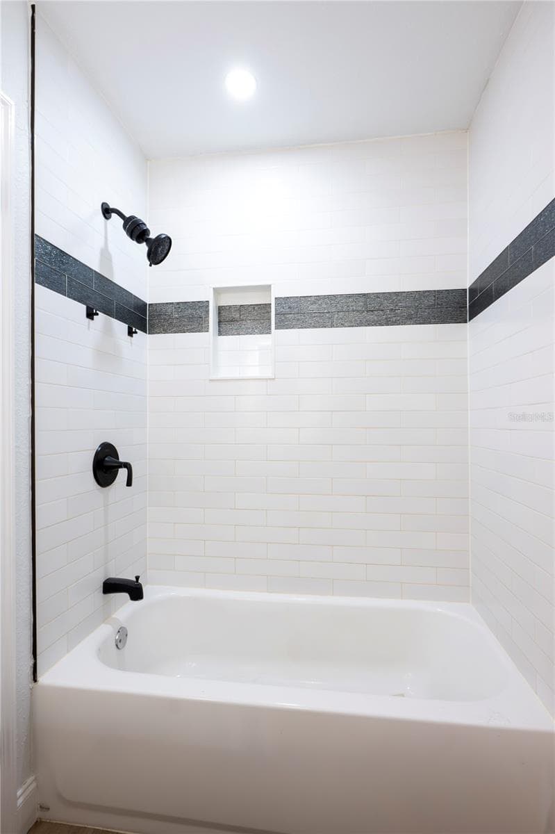 Hall Bath - 4104 W WISCONSIN AVE, TAMPA