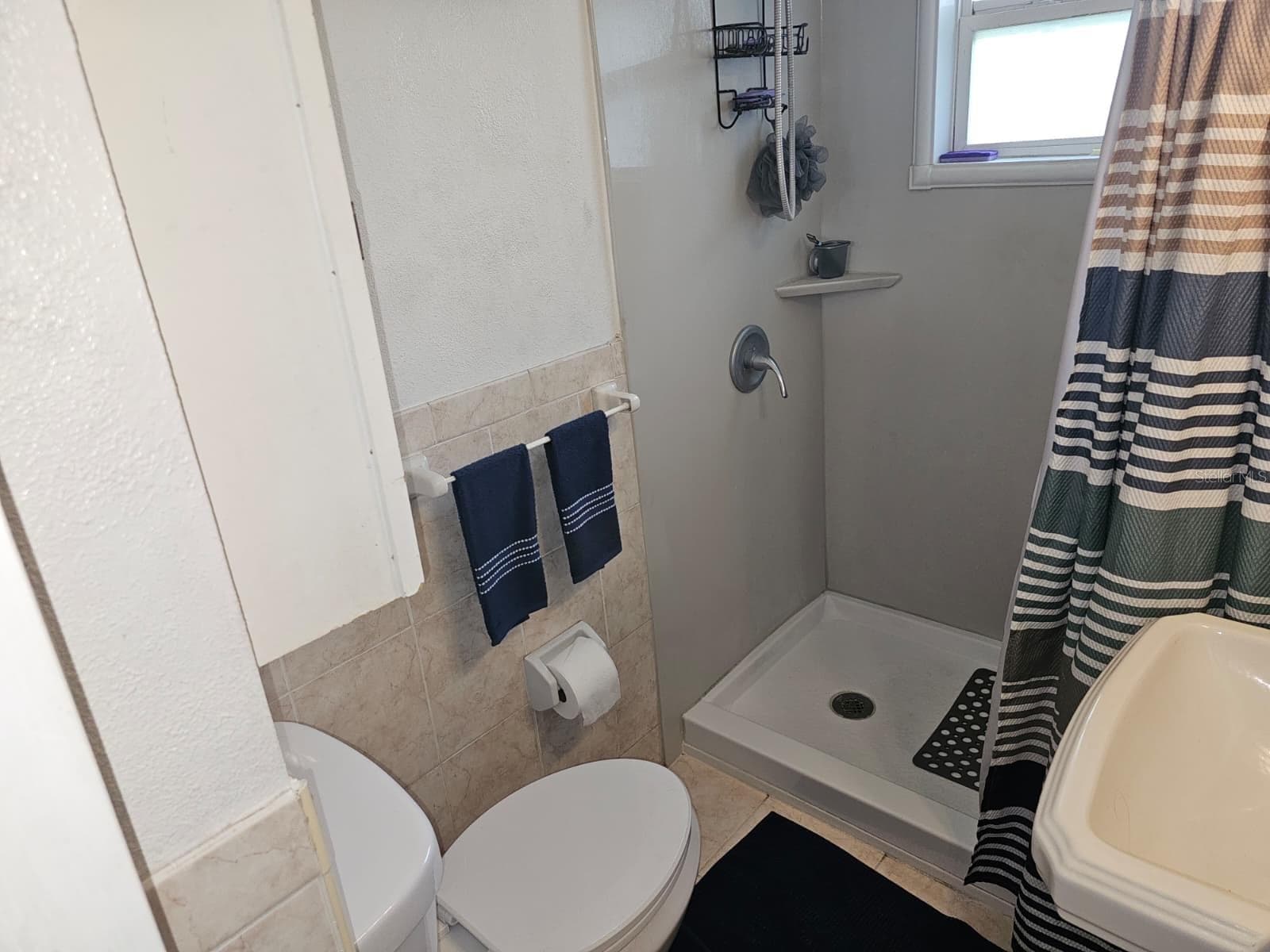 Bathroom with walk in shower - 5203 SE 114TH ST, BELLEVIEW