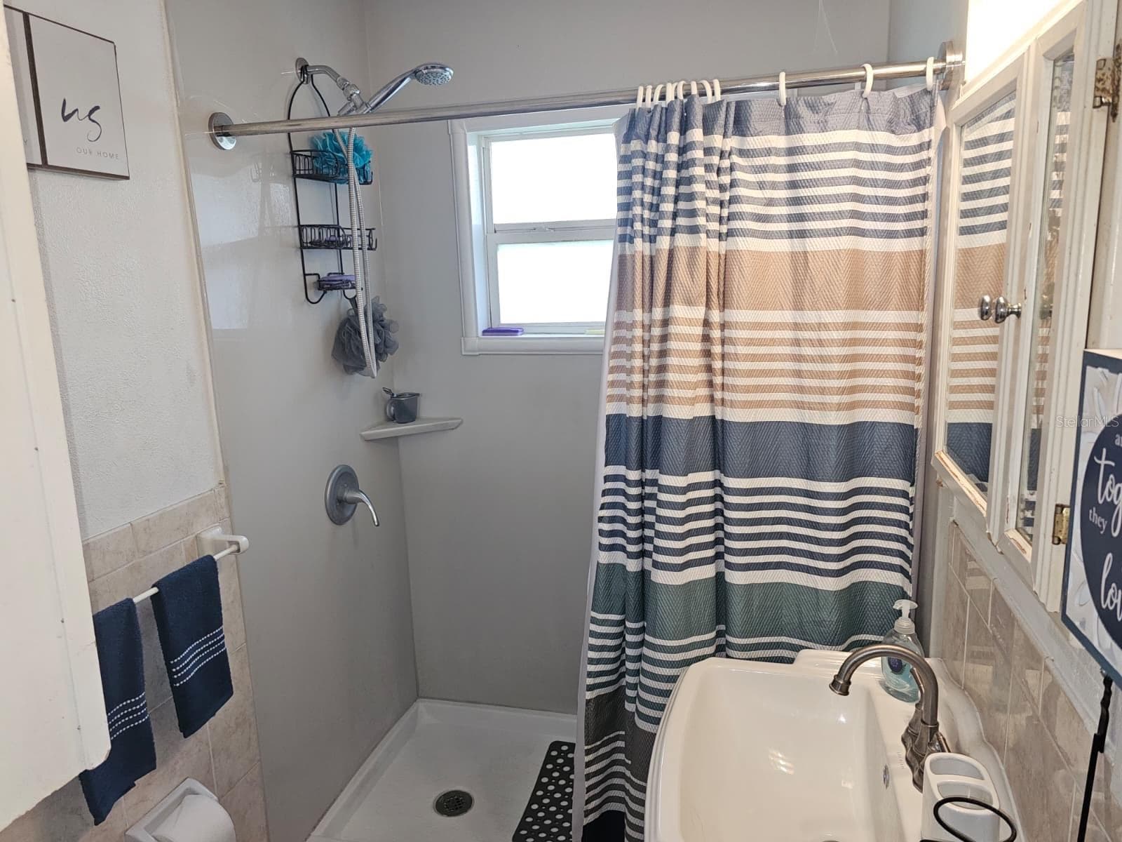 bathroom with updated walk in shower - 5203 SE 114TH ST, BELLEVIEW