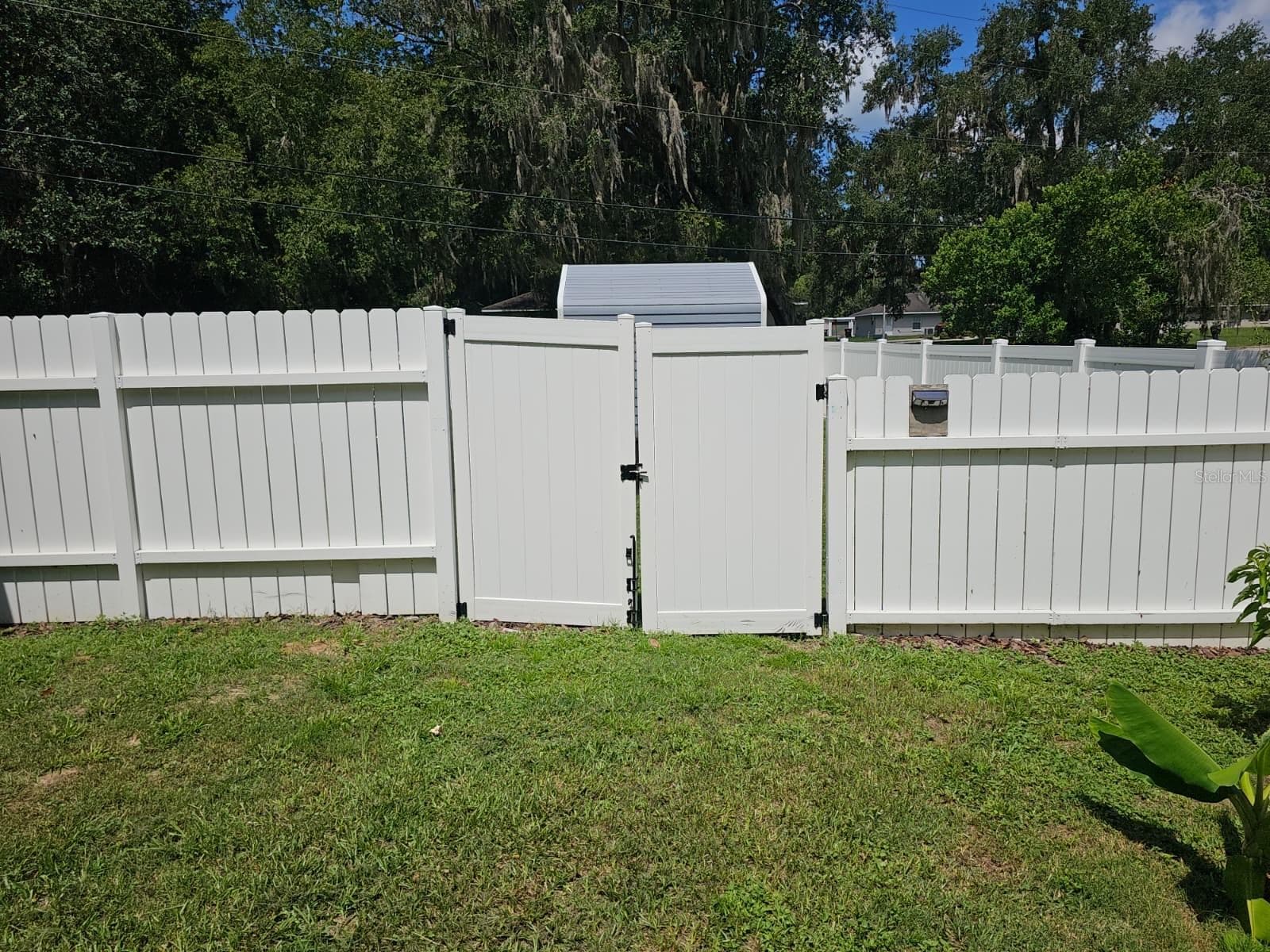 Double gate leading to side yard - 5203 SE 114TH ST, BELLEVIEW