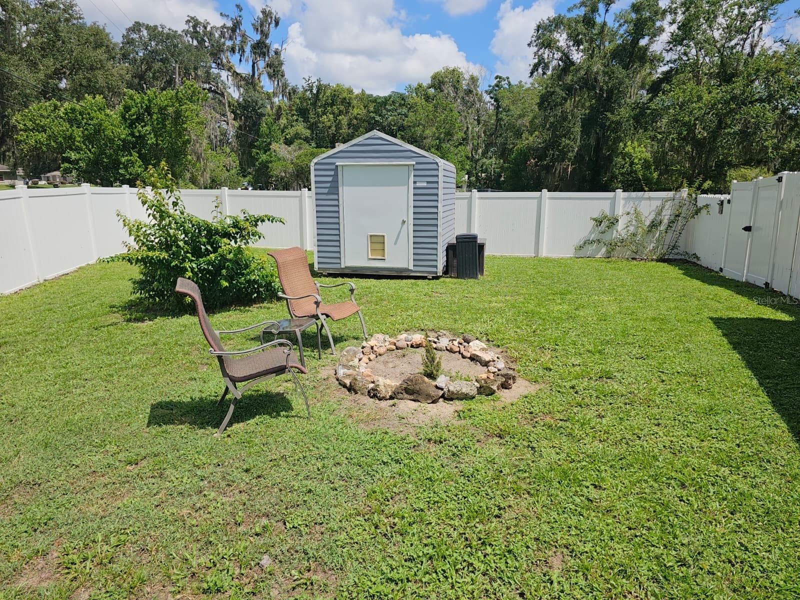 shed in side yard completely fenced and separte from back yard - 5203 SE 114TH ST, BELLEVIEW