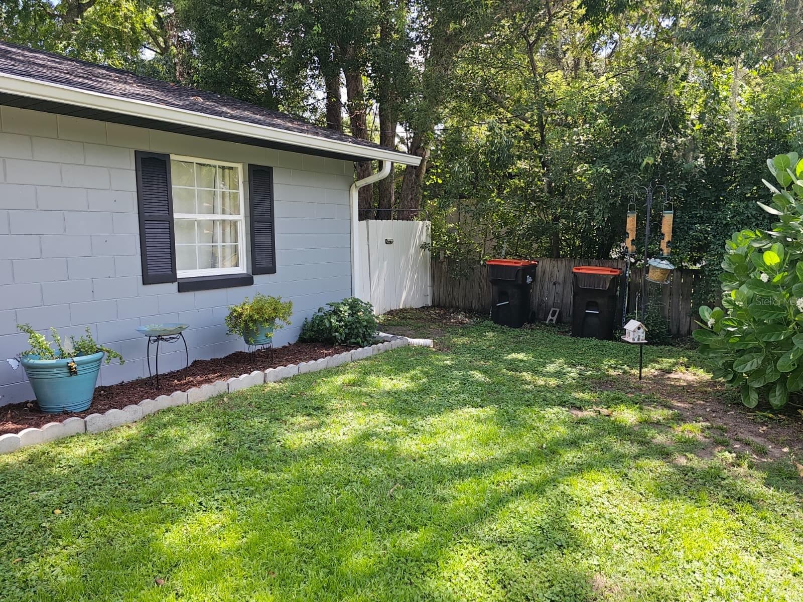 left side of house with gate leading to back yard - 5203 SE 114TH ST, BELLEVIEW