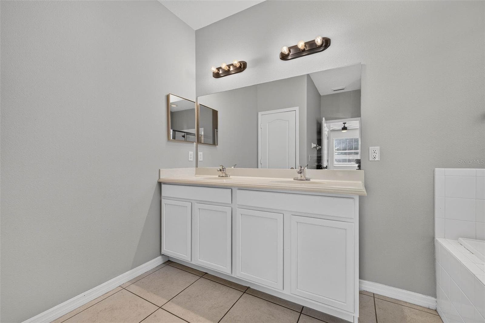 Primary Bath with Double Sinks - 14013 HOLLOW LEAF PL, RIVERVIEW