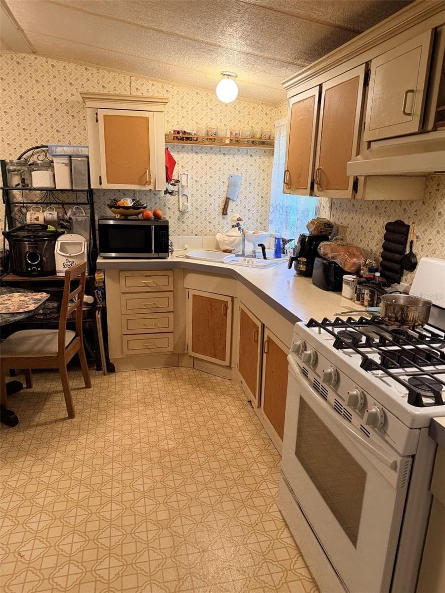 Manufactured Home at 355 NE 436 AVE, OLD TOWN, photo 10 of 19