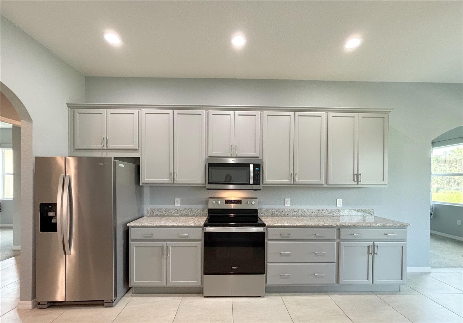 42" Cabinets with SS Appliances - 1124 SAWGRASS DR, WINTER HAVEN