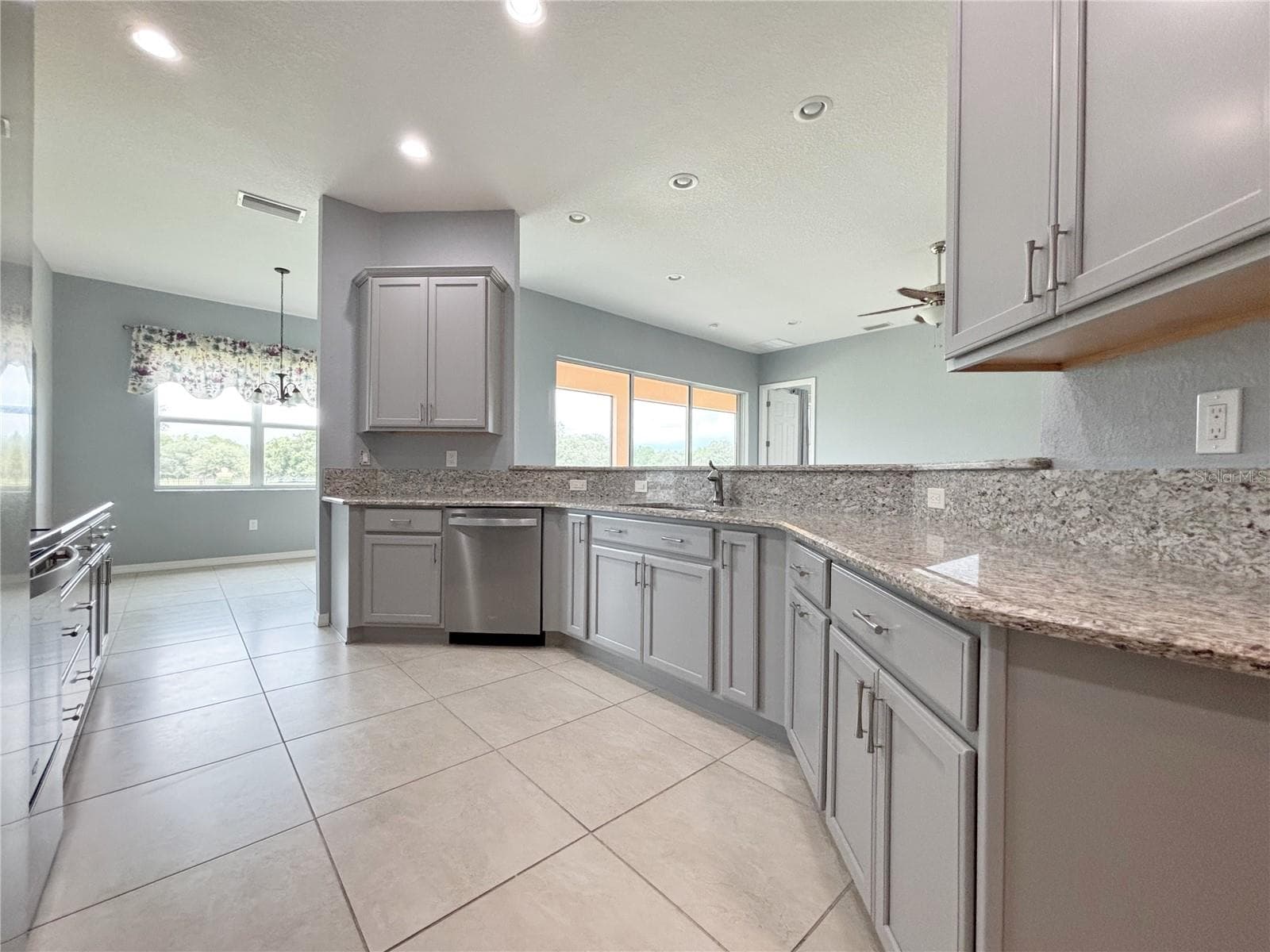 Ample Counter Top- Granite Counter Top - 1124 SAWGRASS DR, WINTER HAVEN