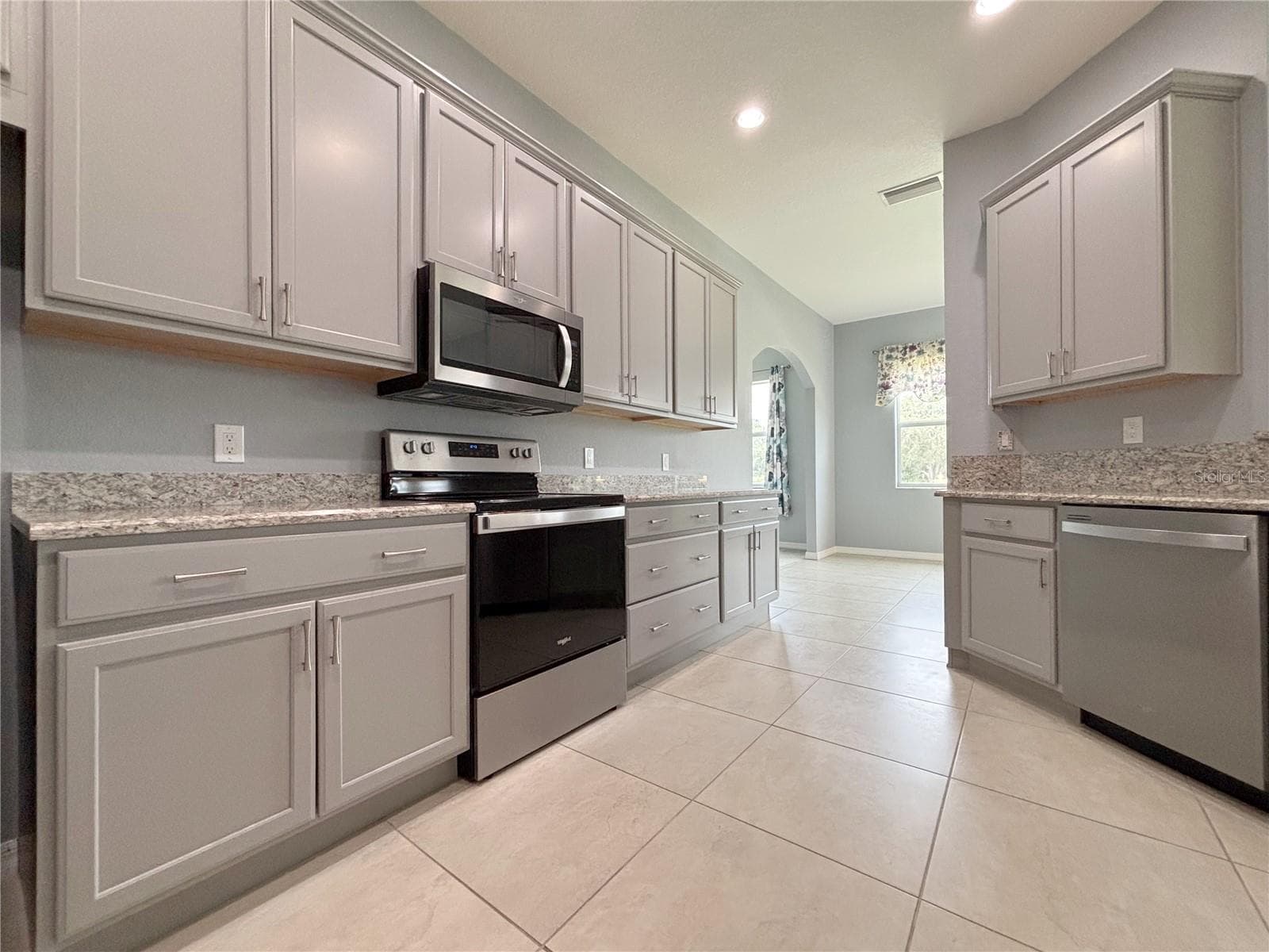 Microwave above the range - 1124 SAWGRASS DR, WINTER HAVEN