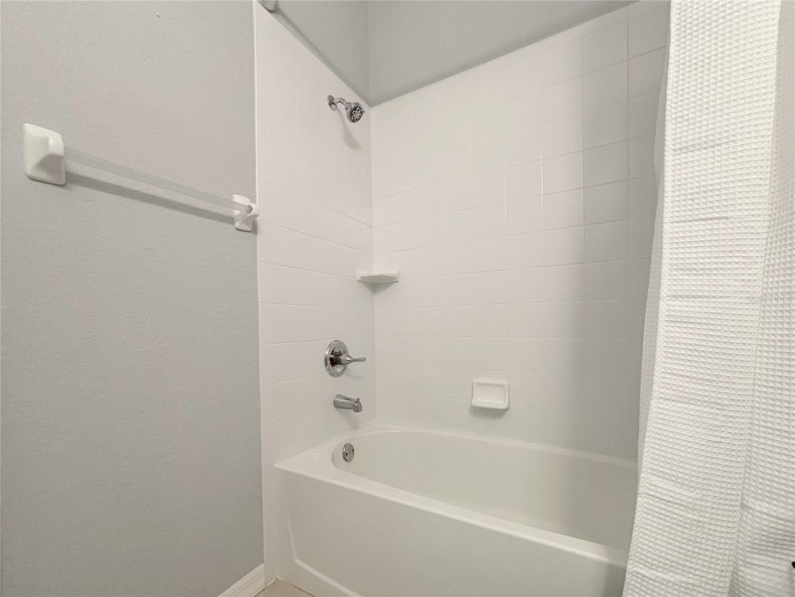 Guest Bath- Shower/Tub - 1124 SAWGRASS DR, WINTER HAVEN