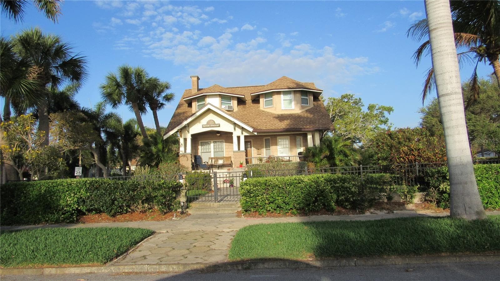 Neighboring Homes - 1817 BEACH DR SE, ST PETERSBURG
