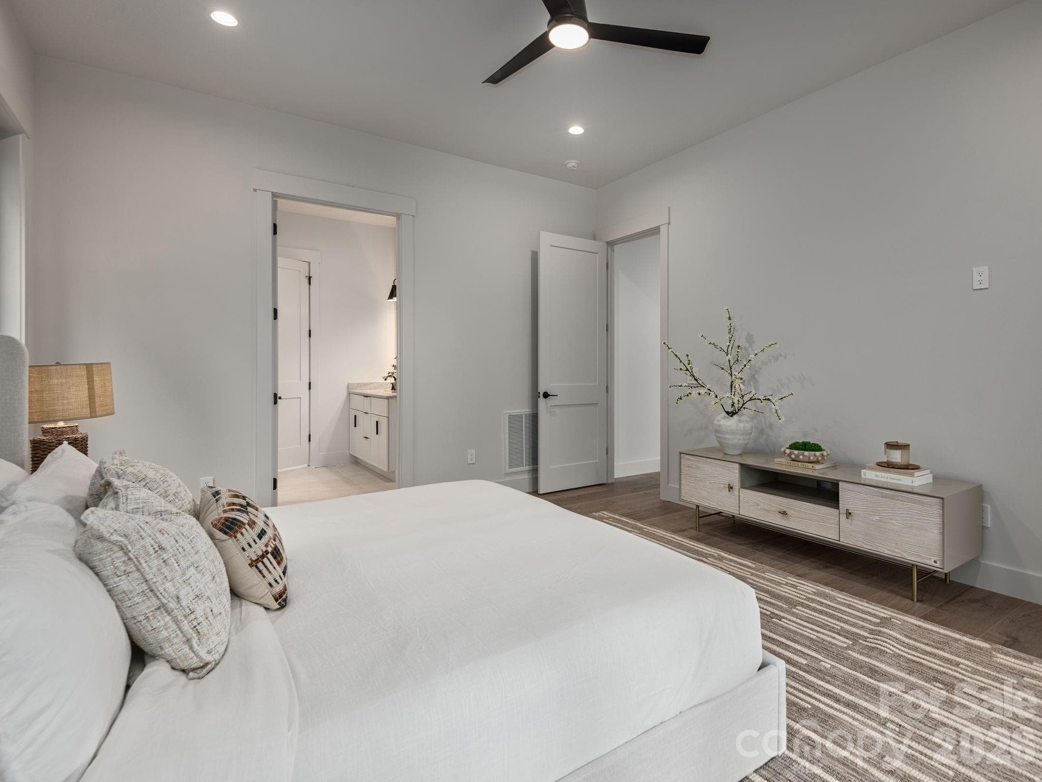 Single Family Residence at Hendersonville, photo 16 of 31