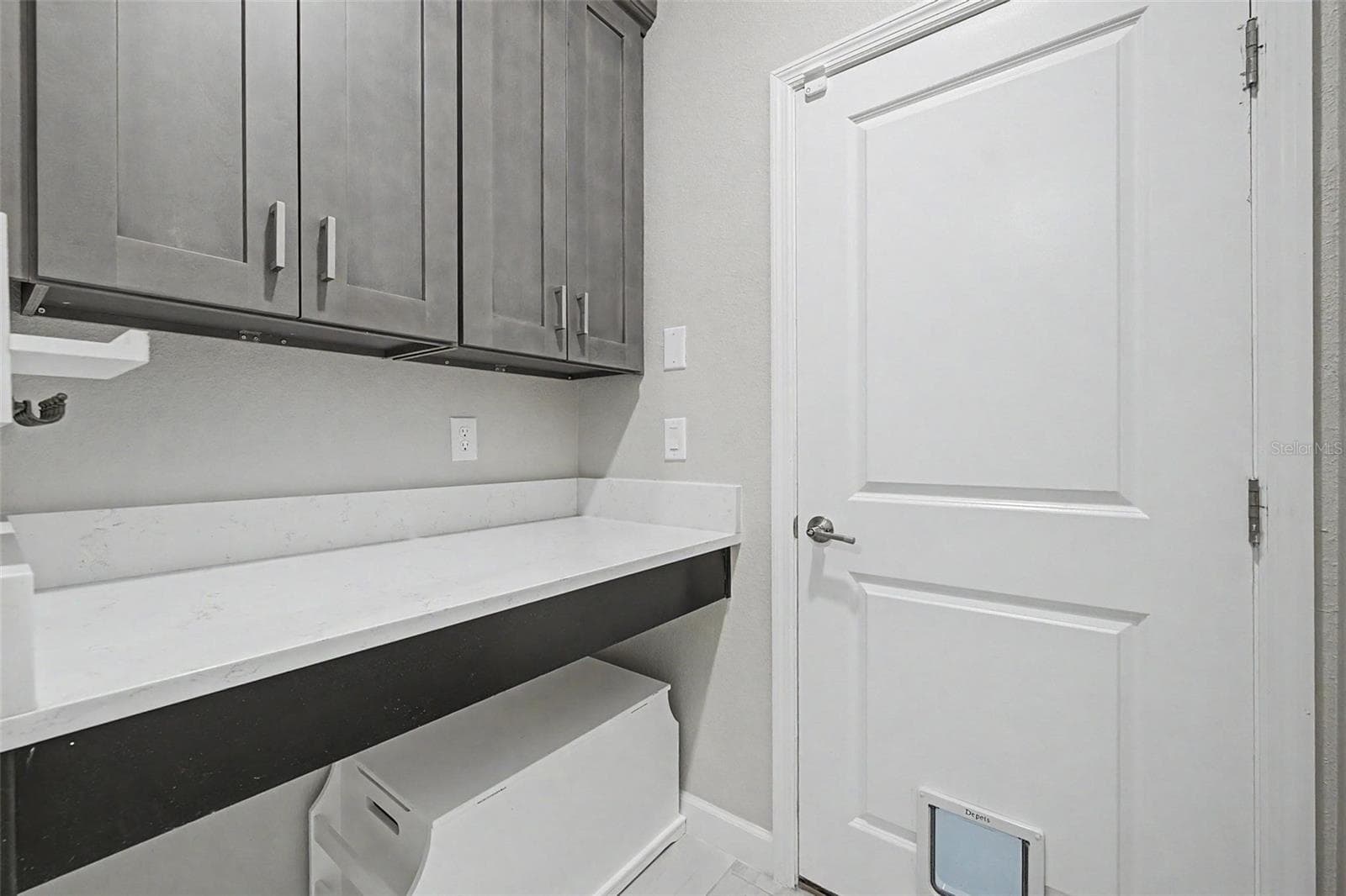 Large Drop zone with cabinets - 10460 GABLE DIG LOOP, SAN ANTONIO
